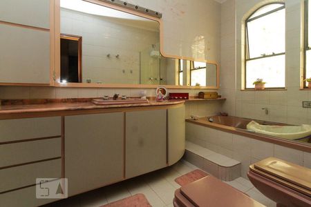 Casa à venda com 297m², 4 quartos e 5 vagas Casa à venda com 297m², 4 quartos e 5 vagasBanheiro da suite