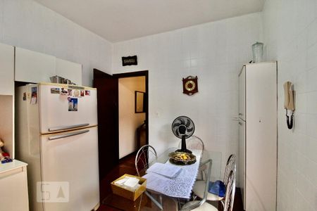 Casa à venda com 220m², 4 quartos e 2 vagas Casa à venda com 220m², 4 quartos e 2 vagasCozinha
