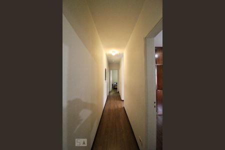 Casa à venda com 220m², 4 quartos e 2 vagas Casa à venda com 220m², 4 quartos e 2 vagasCorredor