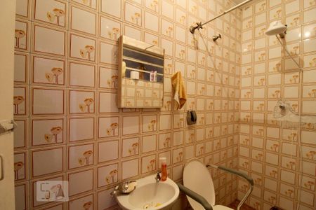 Casa à venda com 220m², 4 quartos e 2 vagas Casa à venda com 220m², 4 quartos e 2 vagasBanheiro de Serviço