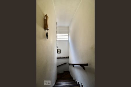 Casa à venda com 220m², 4 quartos e 2 vagas Casa à venda com 220m², 4 quartos e 2 vagasEscada