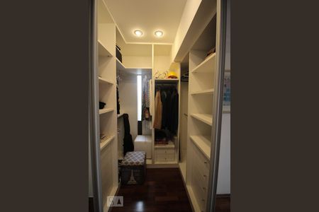 Apartamento para alugar com 167m², 3 quartos e 2 vagas Apartamento para alugar com 167m², 3 quartos e 2 vagasCloset da Suite