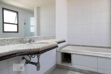 Apartamento à venda com 347m², 5 quartos e 5 vagasBanheiro da suíte 4