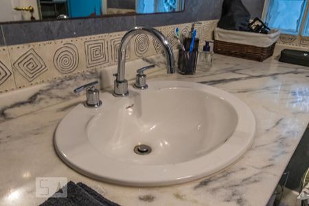 Casa à venda com 1280m², 5 quartos e 6 vagasBanheiro da Suíte 2