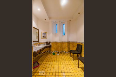 Casa à venda com 1280m², 5 quartos e 6 vagasBanheiro do Salão do Andar Inferior