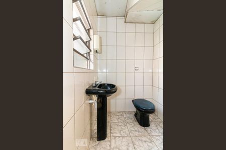 Casa à venda com 240m², 2 quartos e 3 vagasBanheiro de Área de Serviço