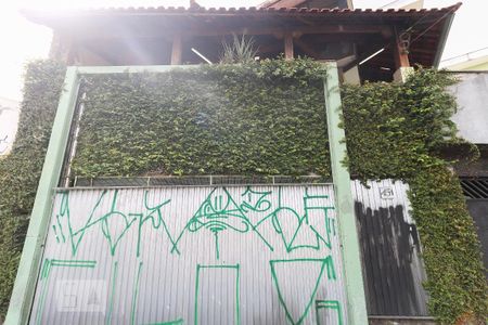 Fachada de casa à venda com 3 quartos, 200m² em Umuarama, Osasco
