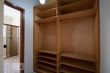 Casa à venda com 250m², 3 quartos e 4 vagas Casa à venda com 250m², 3 quartos e 4 vagasCloset da Suíte