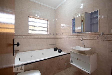 Casa à venda com 250m², 3 quartos e 4 vagas Casa à venda com 250m², 3 quartos e 4 vagasBanheiro Corredor