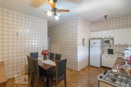 Casa para alugar com 320m², 4 quartos e 6 vagas Casa para alugar com 320m², 4 quartos e 6 vagasCozinha 2