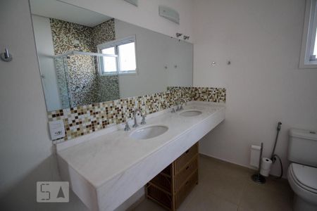 Casa de condomínio à venda com 500m², 6 quartos e 3 vagas Casa de condomínio à venda com 500m², 6 quartos e 3 vagasBanheiro da Suite 4