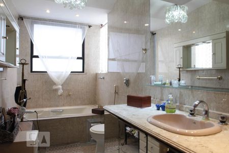 Apartamento à venda com 250m², 3 quartos e 1 vagaBanheiro - Suíte 1