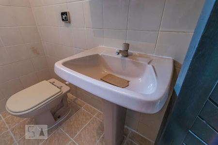 Detalhe do Banheiro de casa para alugar com 1 quarto, 60m² em Jardim Júlio, Barueri