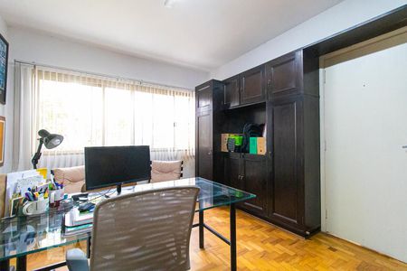 Casa à venda com 390m², 4 quartos e 4 vagasEscritório