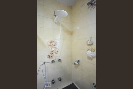 Casa à venda com 636m², 4 quartos e 6 vagas Casa à venda com 636m², 4 quartos e 6 vagasChuveiro do banheiro da suíte 1