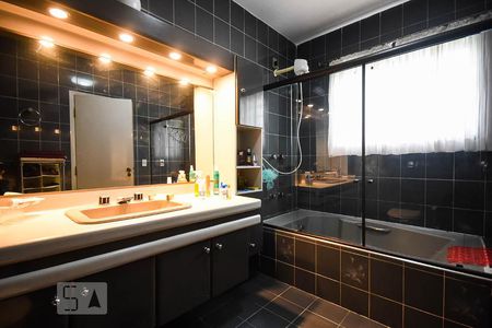 Casa à venda com 636m², 4 quartos e 6 vagas Casa à venda com 636m², 4 quartos e 6 vagasBanheiro suíte 2