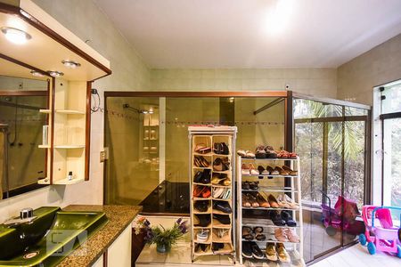 Casa à venda com 636m², 4 quartos e 6 vagas Casa à venda com 636m², 4 quartos e 6 vagasBanheiro suíte 4