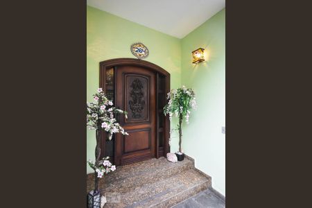 Casa à venda com 636m², 4 quartos e 6 vagas Casa à venda com 636m², 4 quartos e 6 vagasEntrada