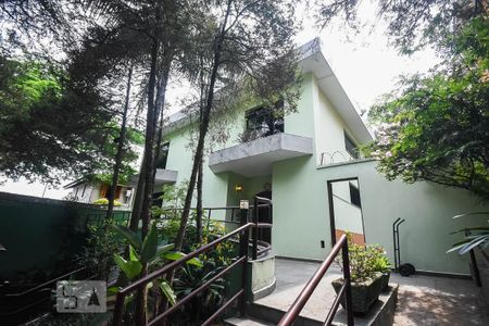 Casa à venda com 636m², 4 quartos e 6 vagas Casa à venda com 636m², 4 quartos e 6 vagasFachada