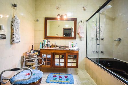 Casa à venda com 636m², 4 quartos e 6 vagas Casa à venda com 636m², 4 quartos e 6 vagasBanheiro suíte 1