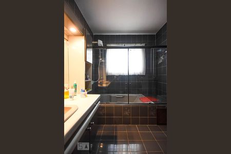 Casa à venda com 636m², 4 quartos e 6 vagas Casa à venda com 636m², 4 quartos e 6 vagasBanheiro suíte 2