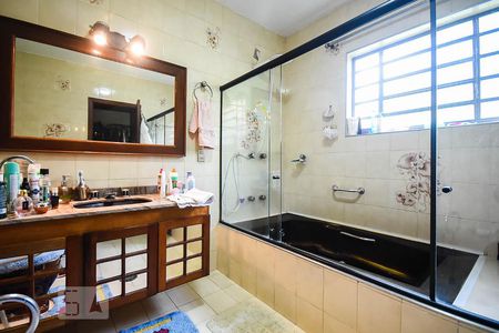 Casa à venda com 636m², 4 quartos e 6 vagas Casa à venda com 636m², 4 quartos e 6 vagasBanheiro suíte 1