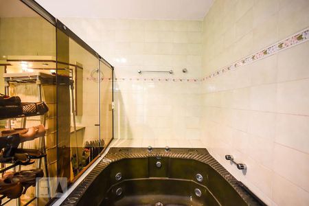 Casa à venda com 636m², 4 quartos e 6 vagas Casa à venda com 636m², 4 quartos e 6 vagasBanheiro suíte 4