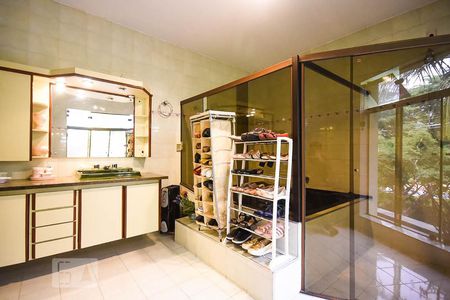 Casa à venda com 636m², 4 quartos e 6 vagas Casa à venda com 636m², 4 quartos e 6 vagasBanheiro suíte 4