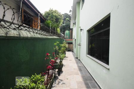 Casa à venda com 636m², 4 quartos e 6 vagas Casa à venda com 636m², 4 quartos e 6 vagasLateral