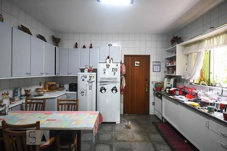 Casa à venda com 636m², 4 quartos e 6 vagas Casa à venda com 636m², 4 quartos e 6 vagasCozinha