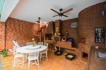 Casa à venda com 636m², 4 quartos e 6 vagas Casa à venda com 636m², 4 quartos e 6 vagasChurrasqueira