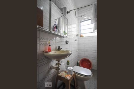 Casa à venda com 636m², 4 quartos e 6 vagas Casa à venda com 636m², 4 quartos e 6 vagasBanheiro de Serviço