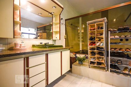 Casa à venda com 636m², 4 quartos e 6 vagas Casa à venda com 636m², 4 quartos e 6 vagasBanheiro suíte 4