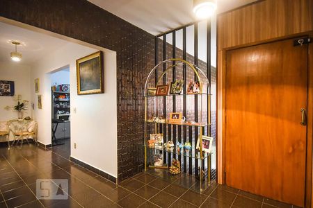 Casa à venda com 636m², 4 quartos e 6 vagas Casa à venda com 636m², 4 quartos e 6 vagasCorredor