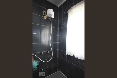 Casa à venda com 636m², 4 quartos e 6 vagas Casa à venda com 636m², 4 quartos e 6 vagasChuveiro do banheiro da suíte 2