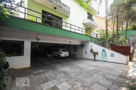 Casa à venda com 636m², 4 quartos e 6 vagas Casa à venda com 636m², 4 quartos e 6 vagasFachada