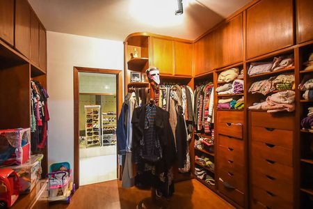 Casa à venda com 636m², 4 quartos e 6 vagas Casa à venda com 636m², 4 quartos e 6 vagasArmário da suíte 4