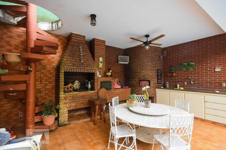 Casa à venda com 636m², 4 quartos e 6 vagas Casa à venda com 636m², 4 quartos e 6 vagasChurrasqueira