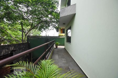 Casa à venda com 636m², 4 quartos e 6 vagas Casa à venda com 636m², 4 quartos e 6 vagasVaranda