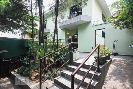 Casa à venda com 636m², 4 quartos e 6 vagas Casa à venda com 636m², 4 quartos e 6 vagasEntrada