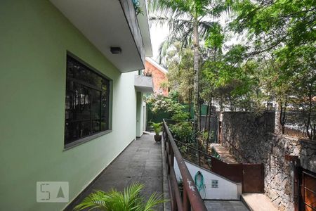 Casa à venda com 636m², 4 quartos e 6 vagas Casa à venda com 636m², 4 quartos e 6 vagasVaranda
