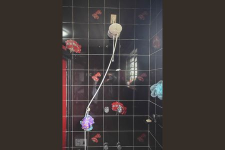 Casa à venda com 636m², 4 quartos e 6 vagas Casa à venda com 636m², 4 quartos e 6 vagasChuveiro do banheiro da suíte 3