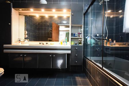 Casa à venda com 636m², 4 quartos e 6 vagas Casa à venda com 636m², 4 quartos e 6 vagasBanheiro suíte 2