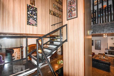 Casa à venda com 636m², 4 quartos e 6 vagas Casa à venda com 636m², 4 quartos e 6 vagasEscada