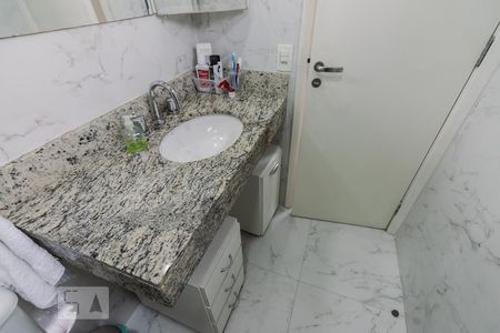 Apartamento à venda com 162m², 4 quartos e 3 vagas Apartamento à venda com 162m², 4 quartos e 3 vagasBanheiro da Suíte 2
