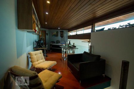 Casa à venda com 286m², 4 quartos e 5 vagasEscritório