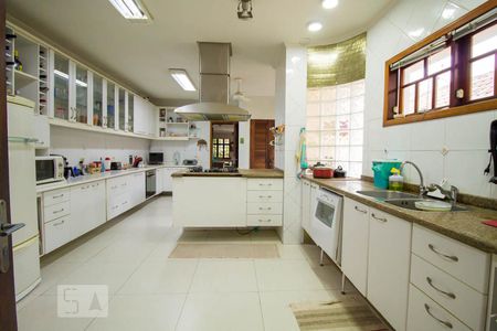 Casa à venda com 286m², 4 quartos e 5 vagasCozinha 