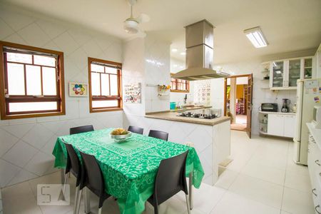 Casa à venda com 286m², 4 quartos e 5 vagasCozinha 