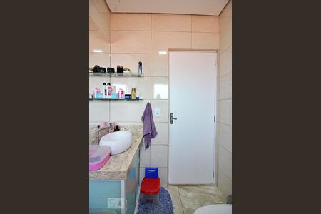 Casa à venda com 220m², 4 quartos e 2 vagasBanheiro 2