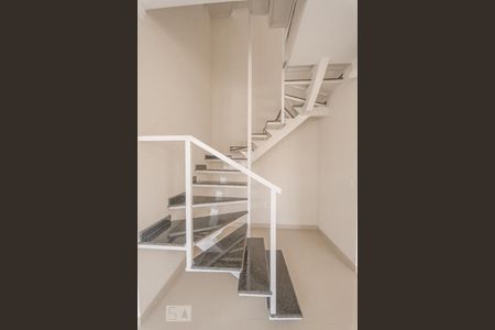 Escada de casa para alugar com 3 quartos, 80m² em Vila Paiva, São Paulo